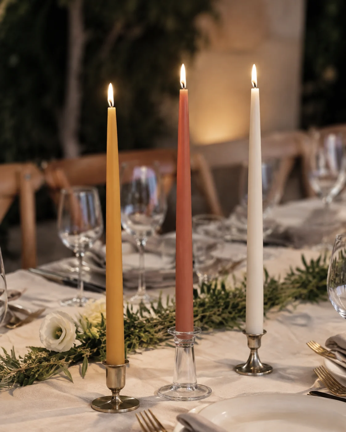 Velas cónicas en una mesa montada