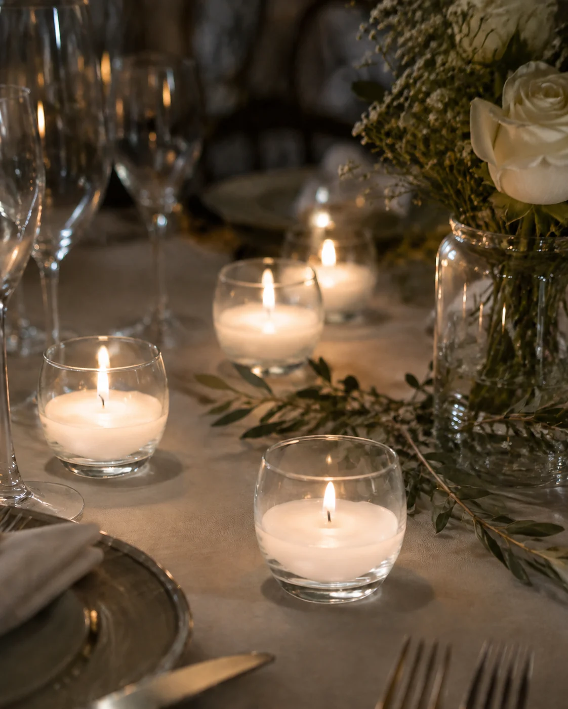 Velas votivo sobre una mesa de invitados